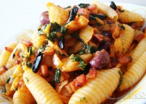 Macarrão com Bacalhau, Espinafre e Alho Negro