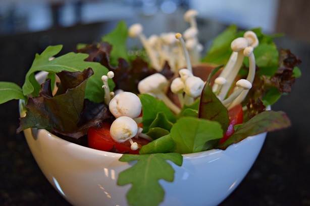 Salada de Cogumelos Enoki e Rosbife - Deliciosa