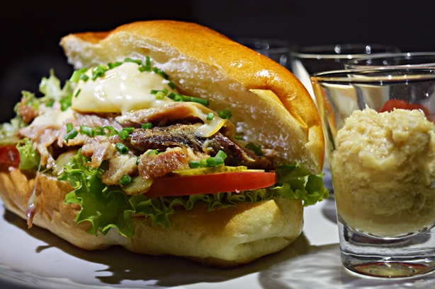 Sanduiche de pernil OBA Gastronomia